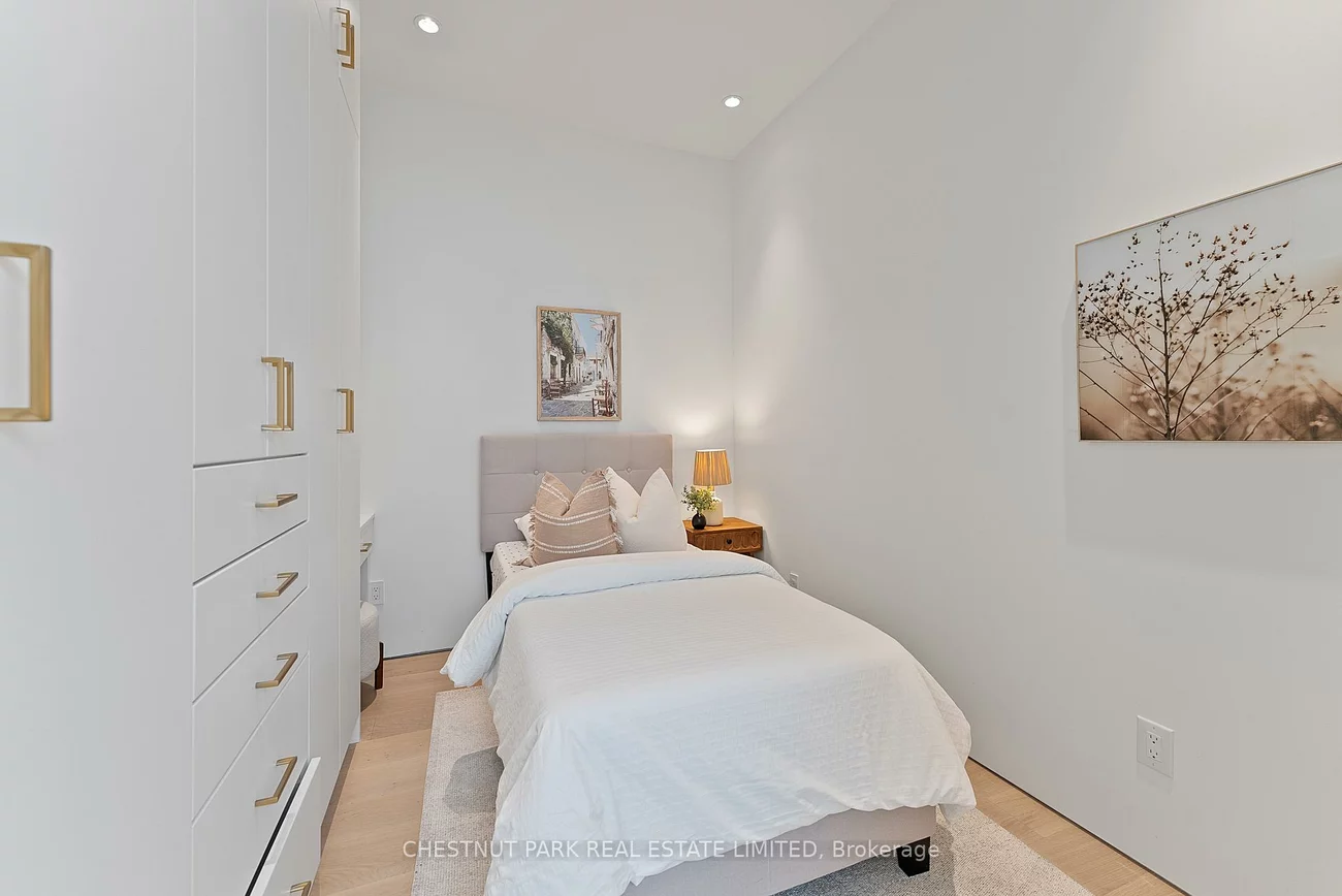 82, Robert, University, Toronto