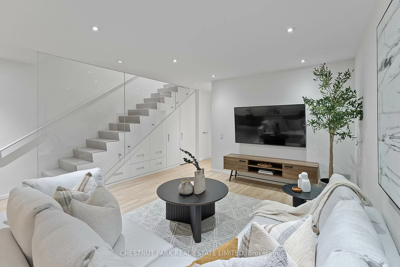 82, Robert, University, Toronto