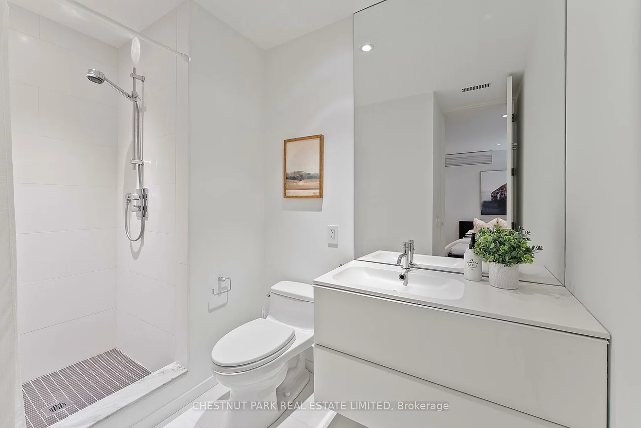 82, Robert, University, Toronto