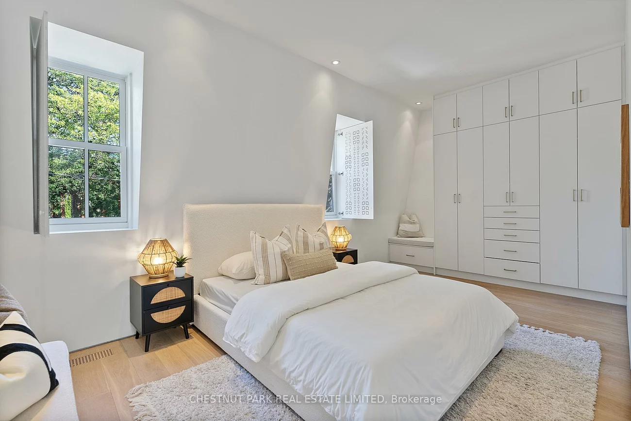 82, Robert, University, Toronto