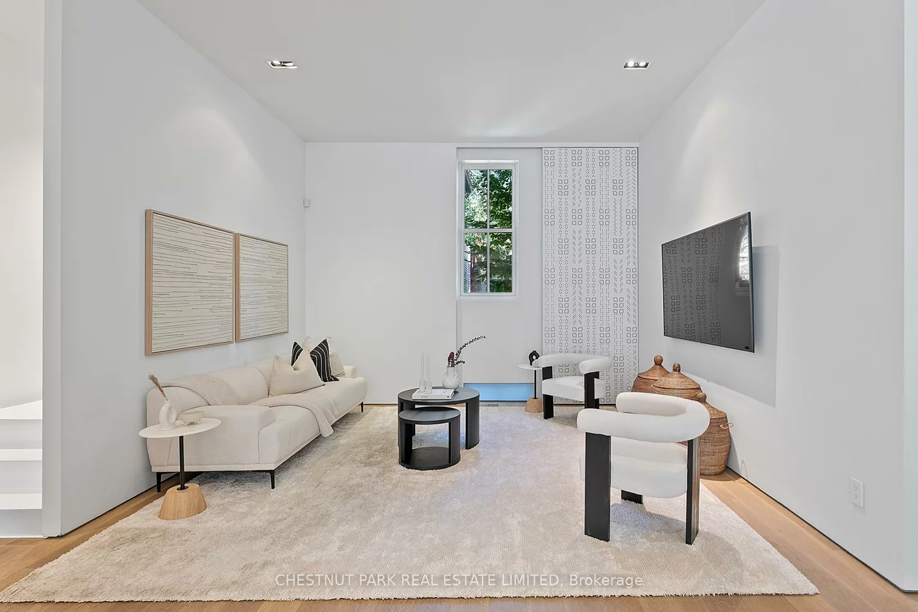 82, Robert, University, Toronto