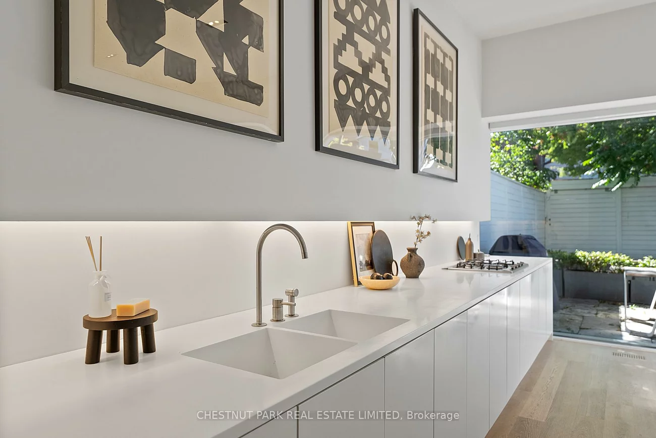 82, Robert, University, Toronto