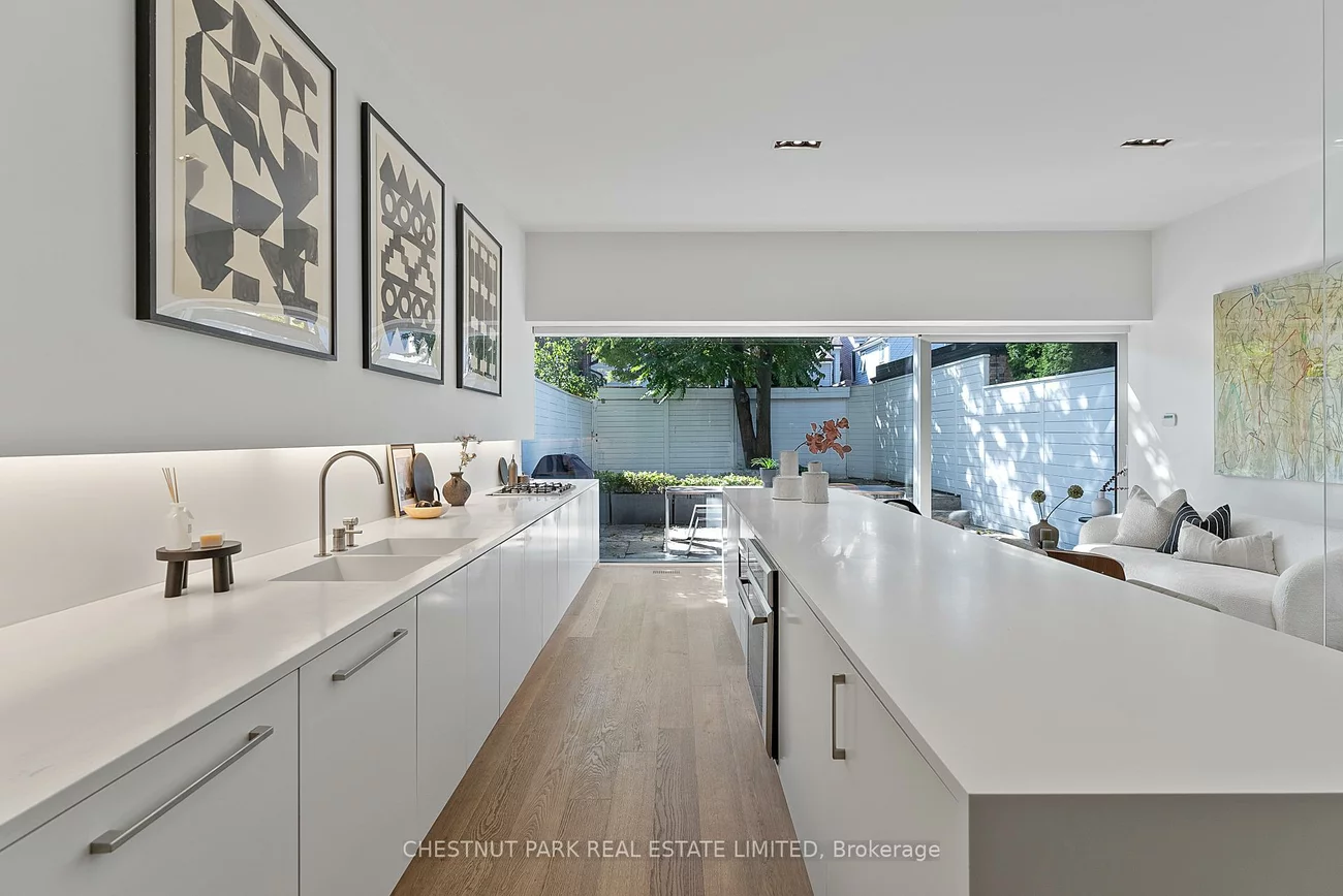 82, Robert, University, Toronto