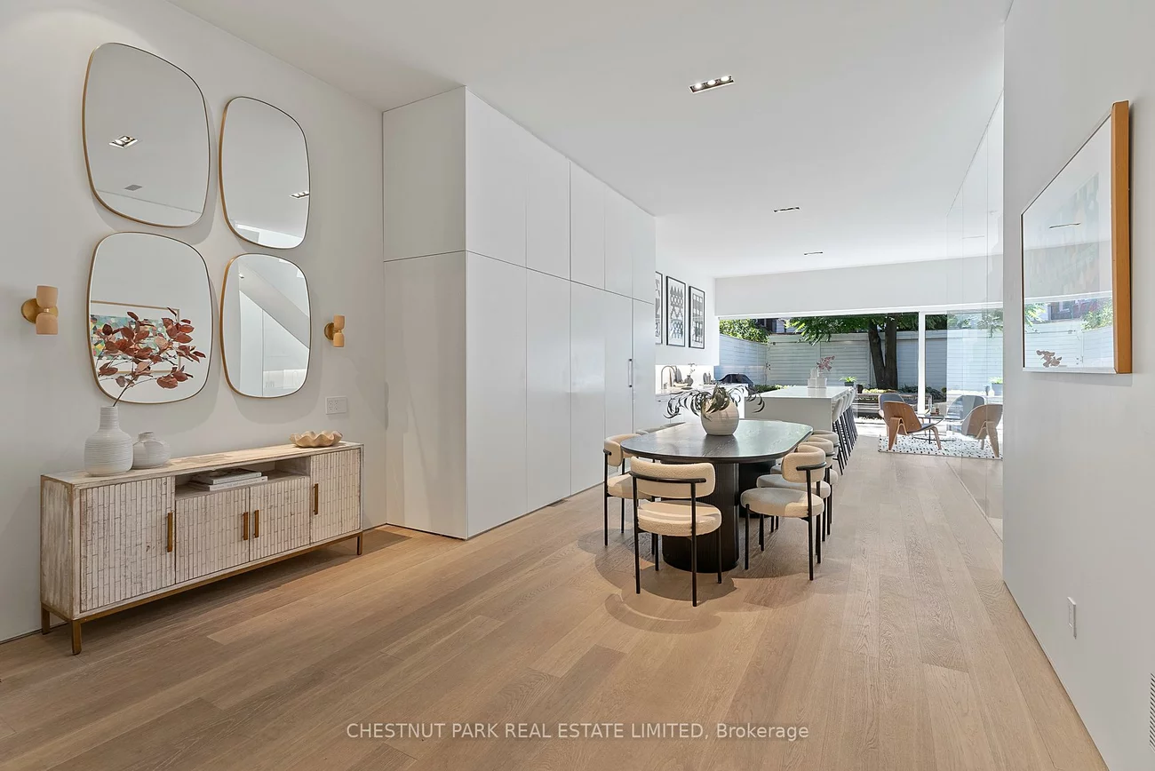 82, Robert, University, Toronto