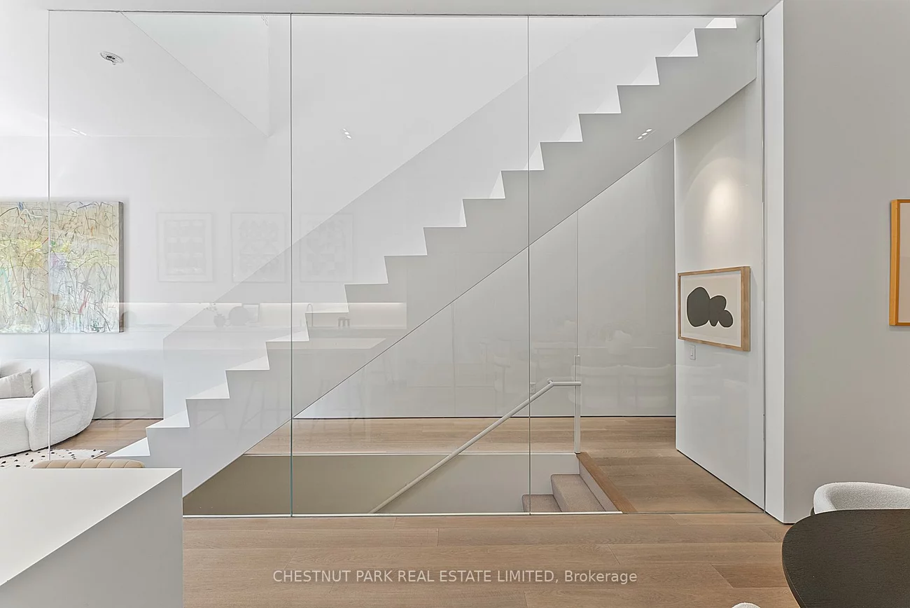 82, Robert, University, Toronto