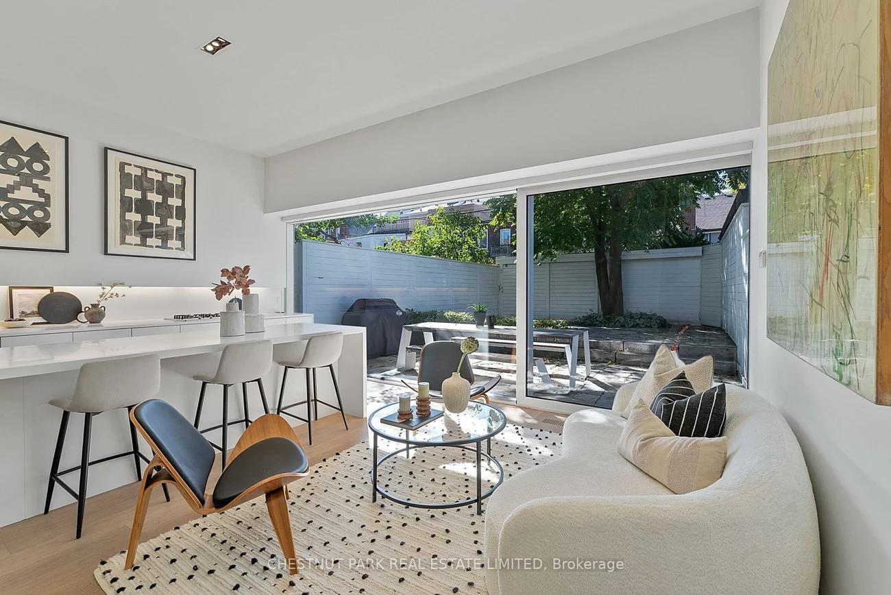 82, Robert, University, Toronto