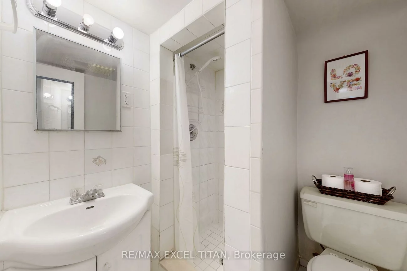 251, Shawnee, Pleasant View, Toronto