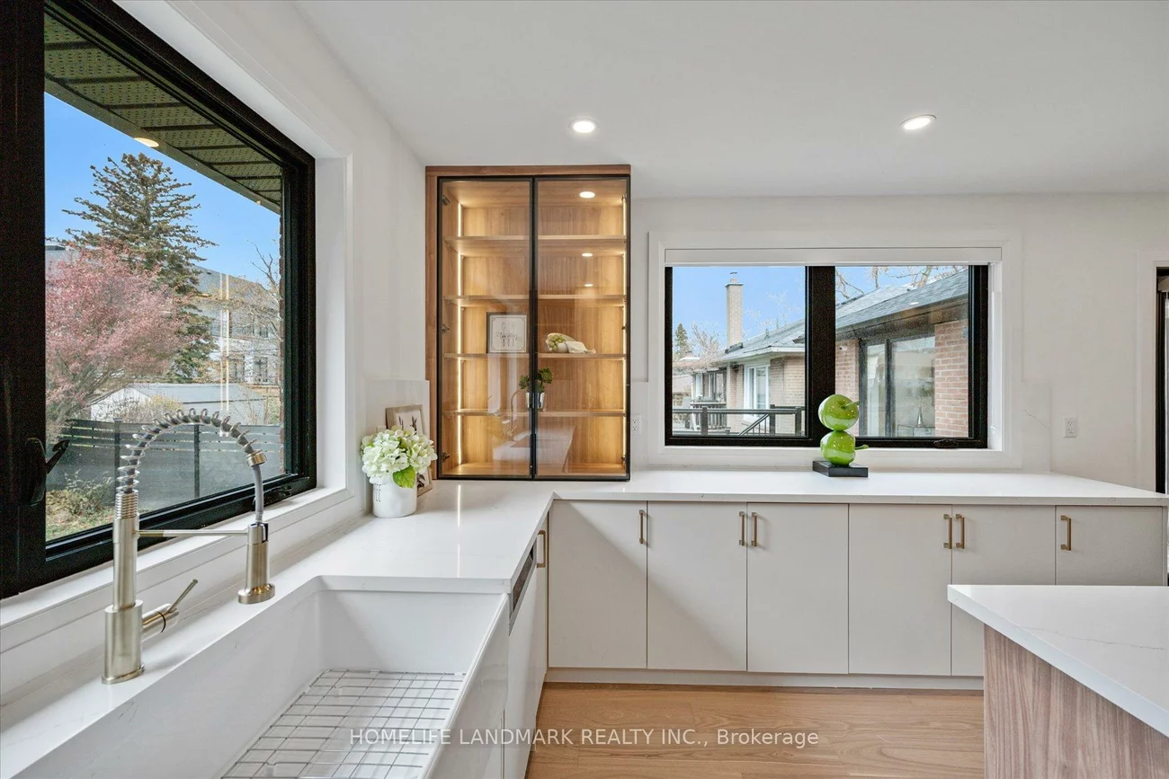 25, Sutcliffe, Bayview Village, Toronto