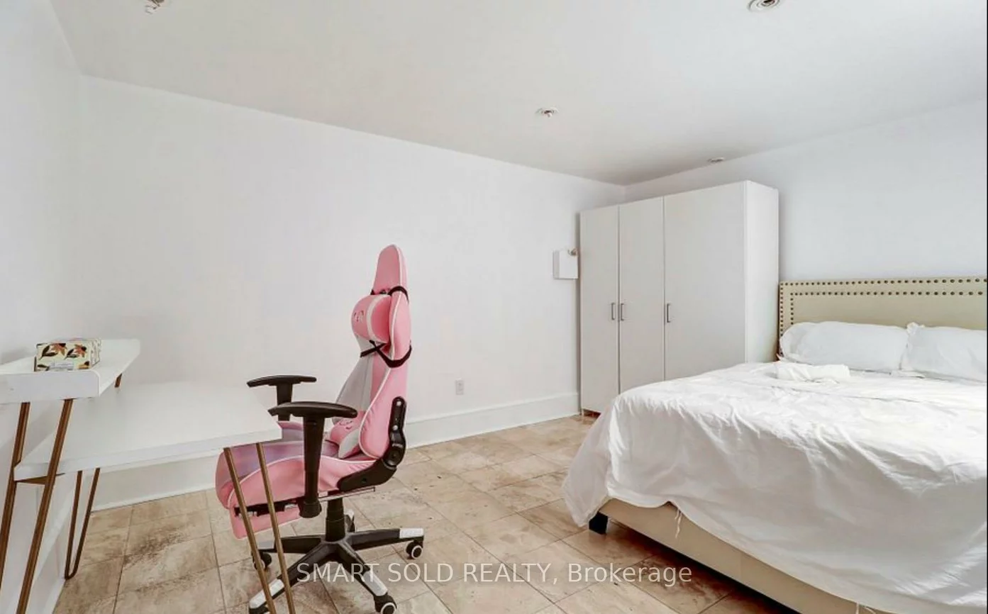 61, Brunswick, University, Toronto