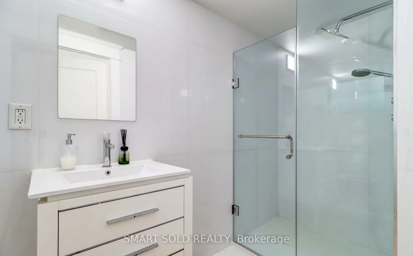 61, Brunswick, University, Toronto