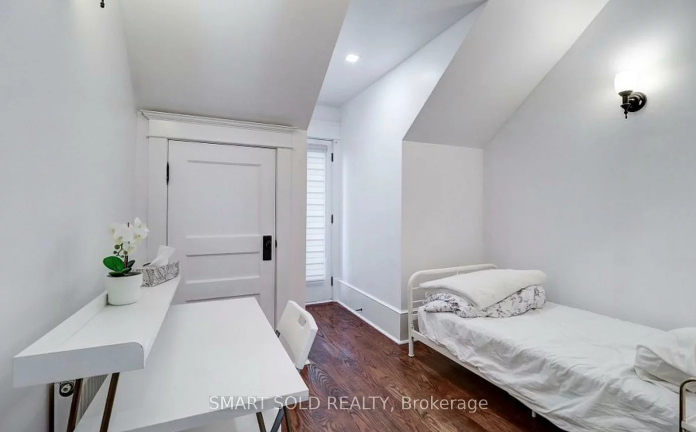 61, Brunswick, University, Toronto