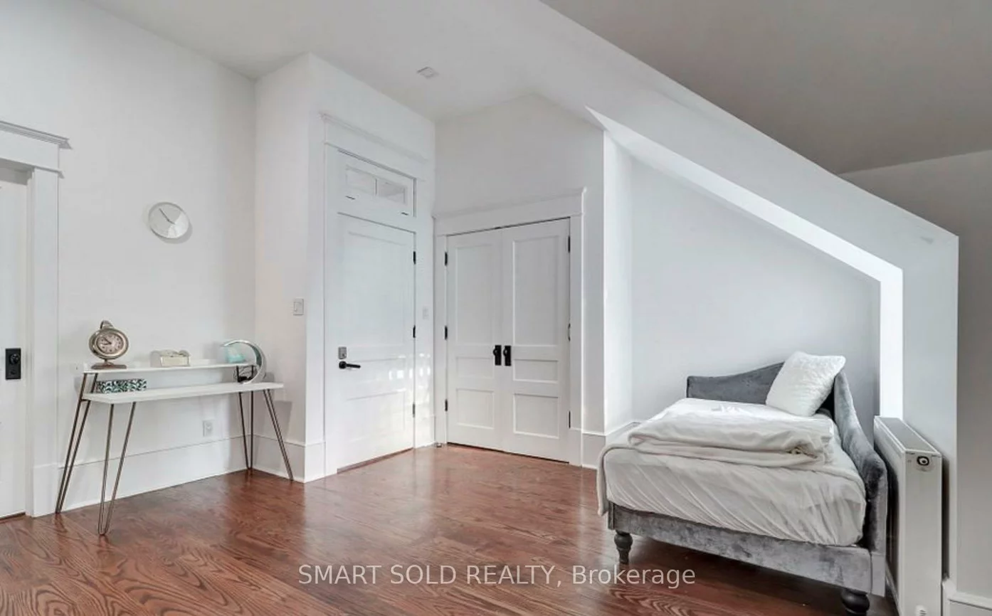 61, Brunswick, University, Toronto