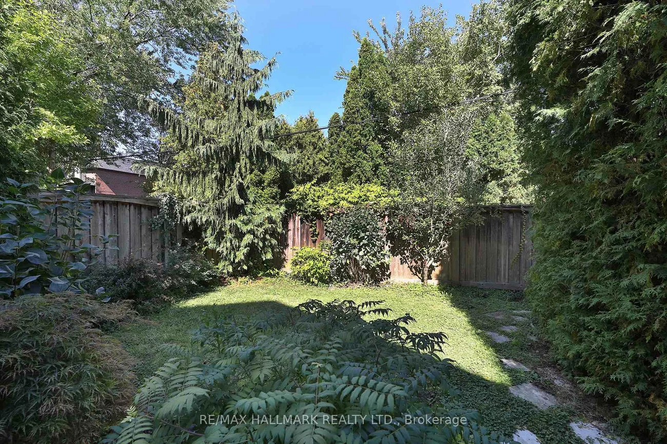 370, Douglas, Bedford Park-Nortown, Toronto