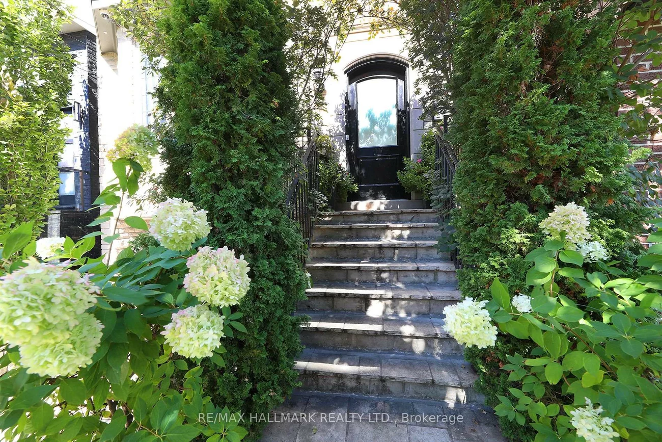 370, Douglas, Bedford Park-Nortown, Toronto