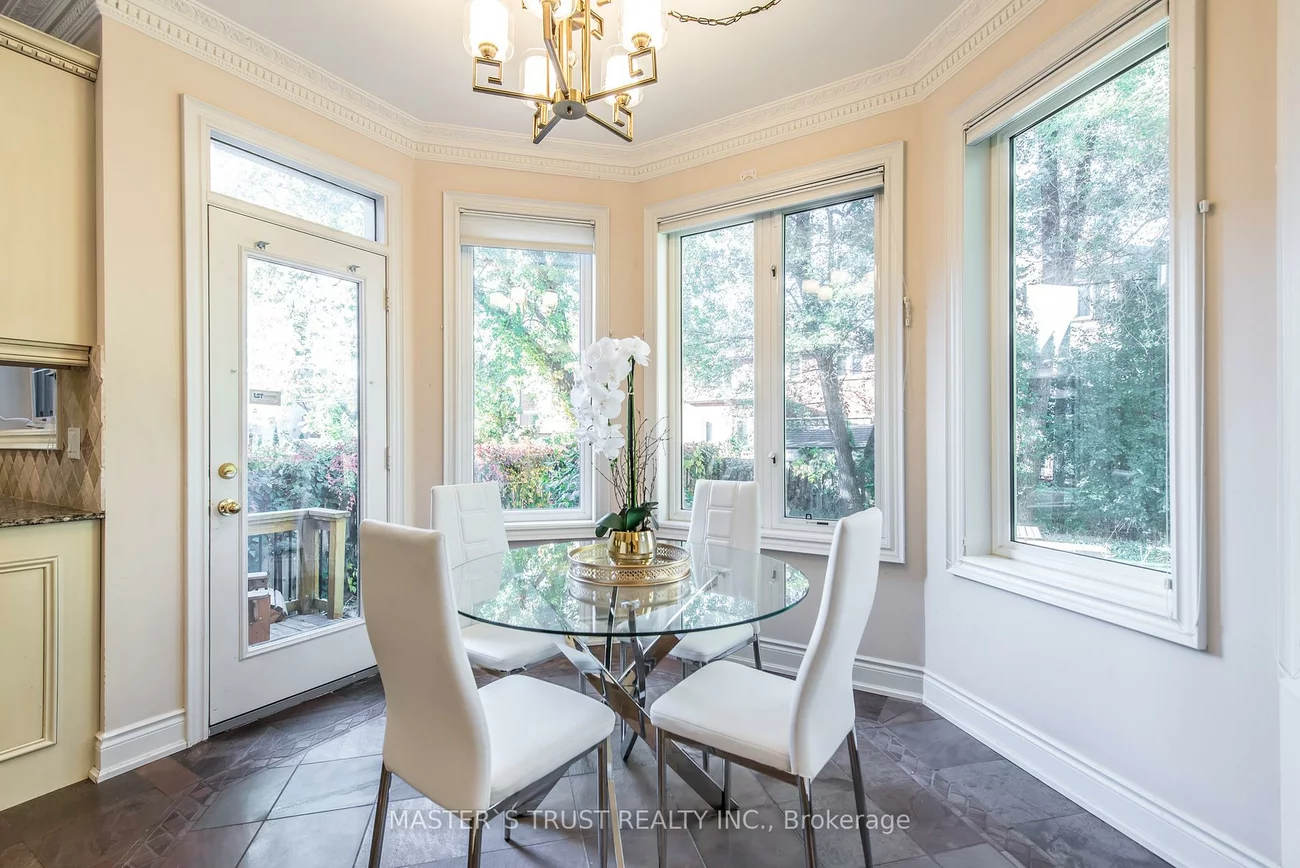 242, Empress, Willowdale East, Toronto