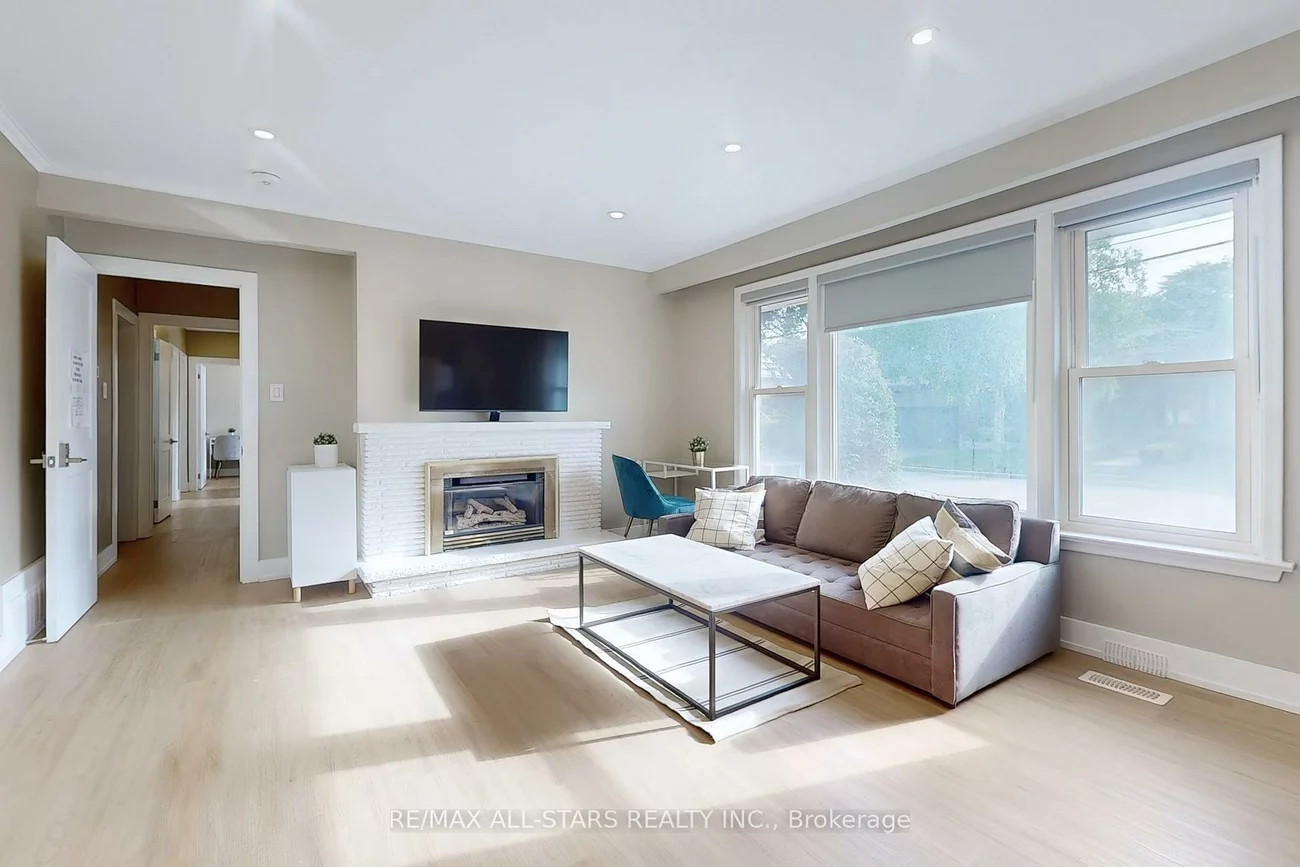 105, Betty Ann, Willowdale West, Toronto