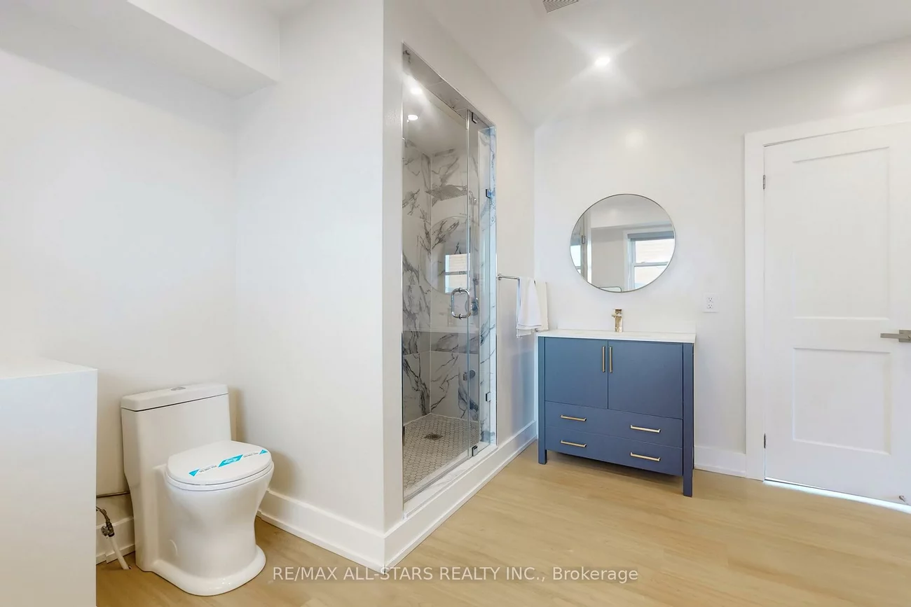 105, Betty Ann, Willowdale West, Toronto