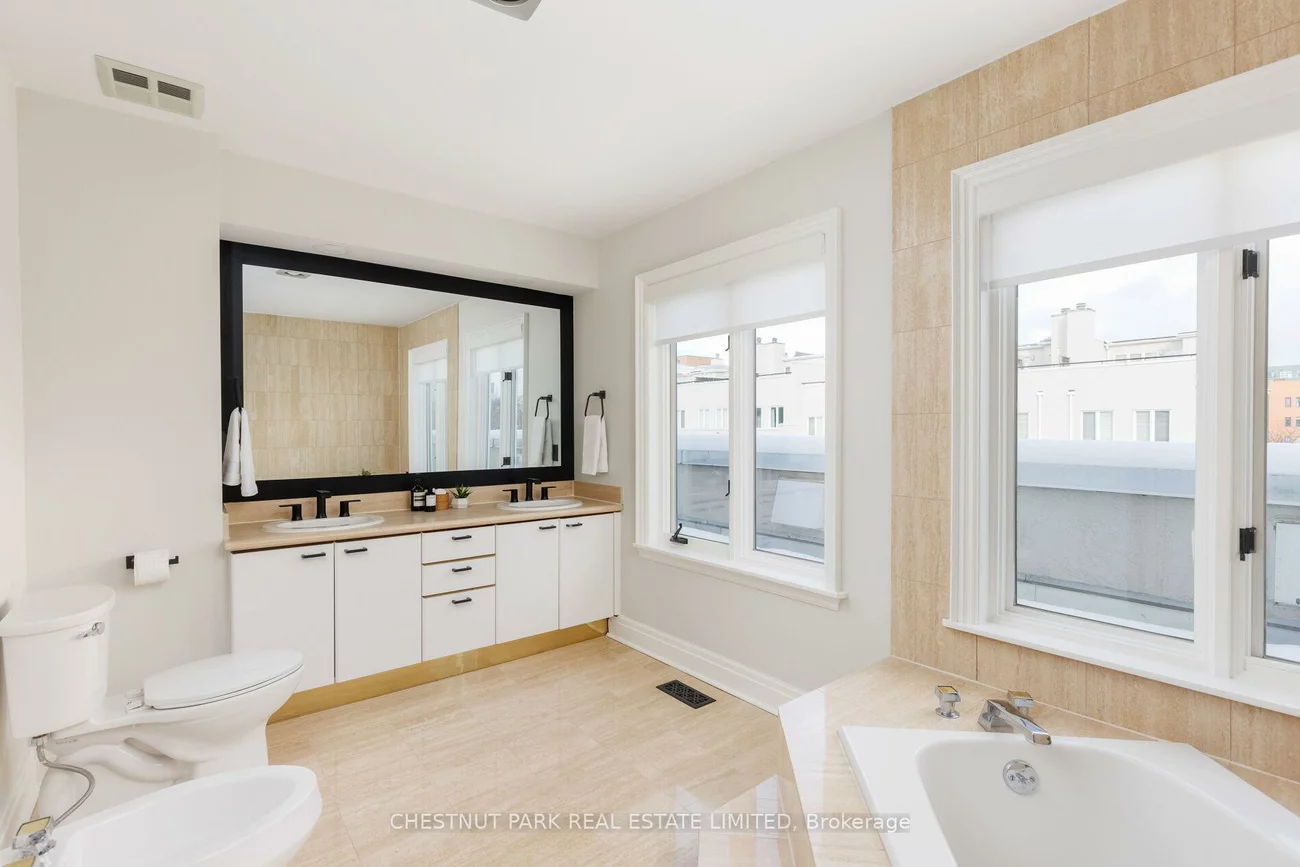 211, Walmer, Casa Loma, Toronto