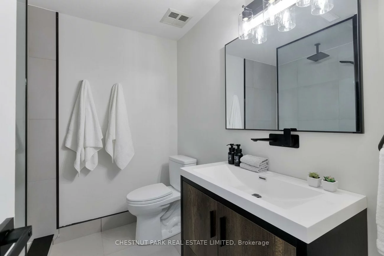 211, Walmer, Casa Loma, Toronto