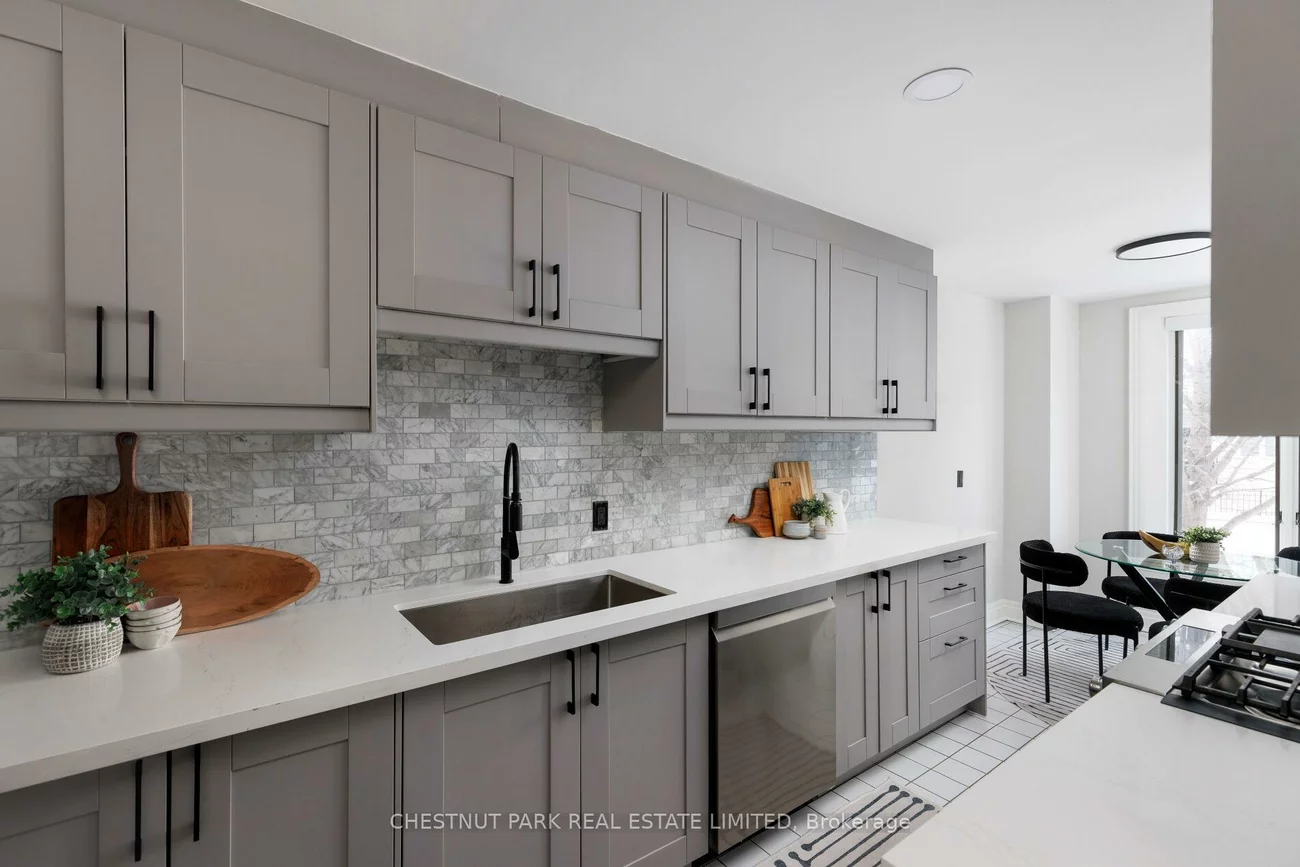 211, Walmer, Casa Loma, Toronto