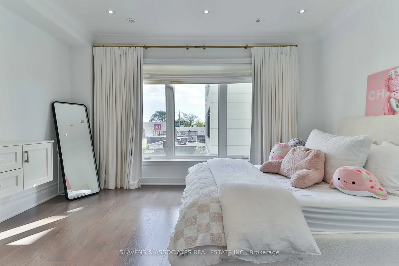 51B, Burnaby, Yonge-Eglinton, Toronto