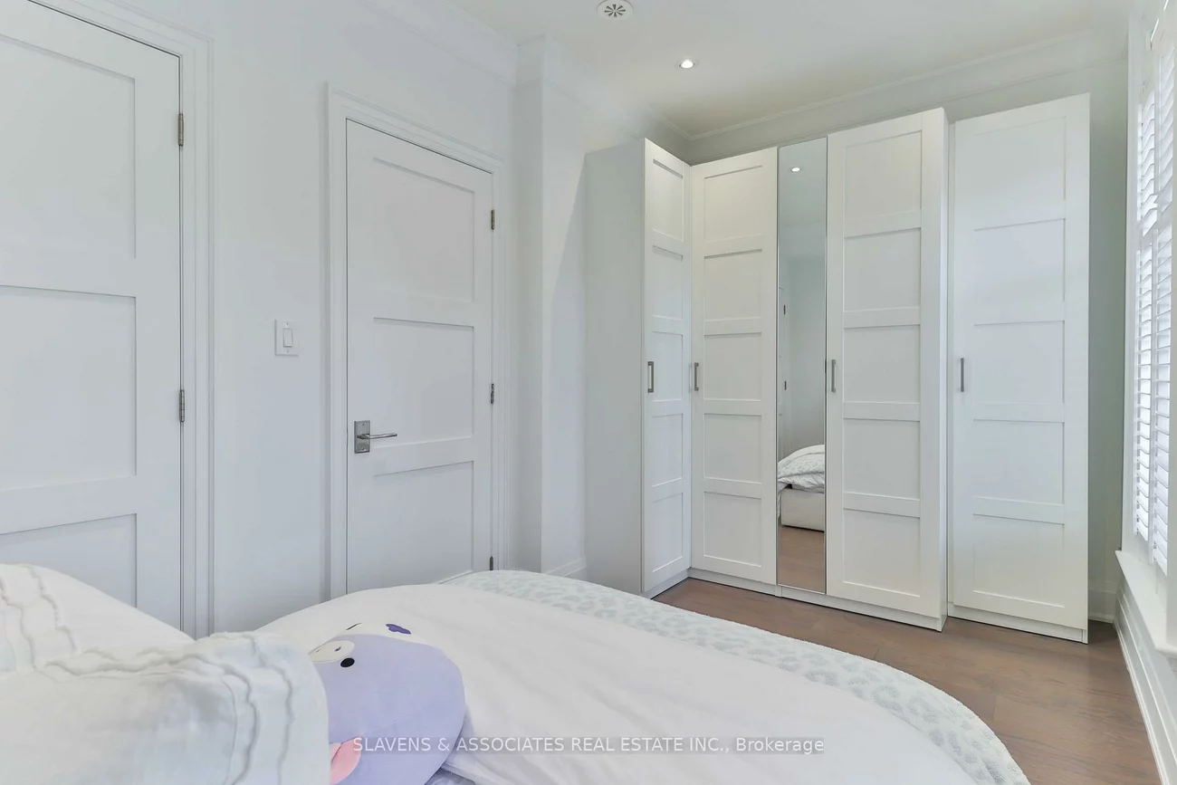 51B, Burnaby, Yonge-Eglinton, Toronto