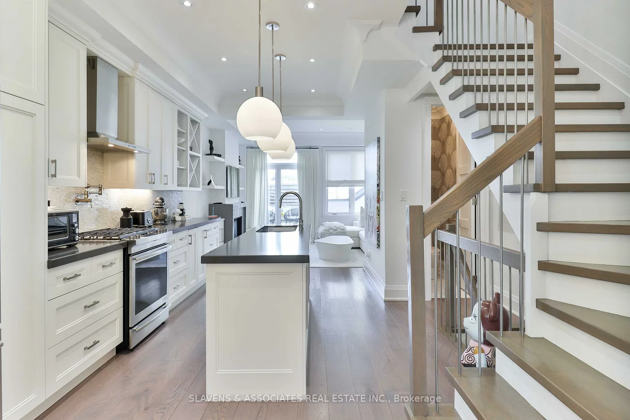 51B, Burnaby, Yonge-Eglinton, Toronto