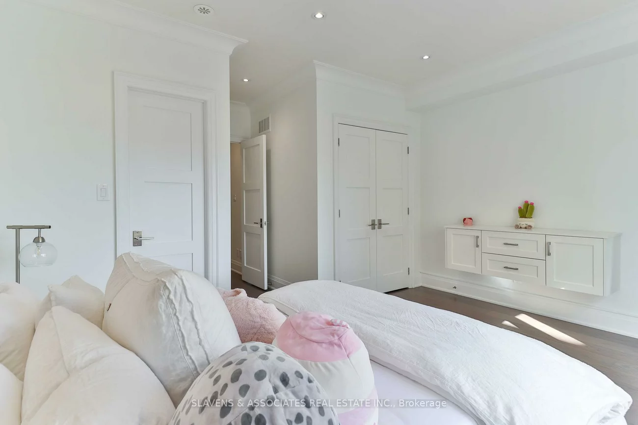 51B, Burnaby, Yonge-Eglinton, Toronto