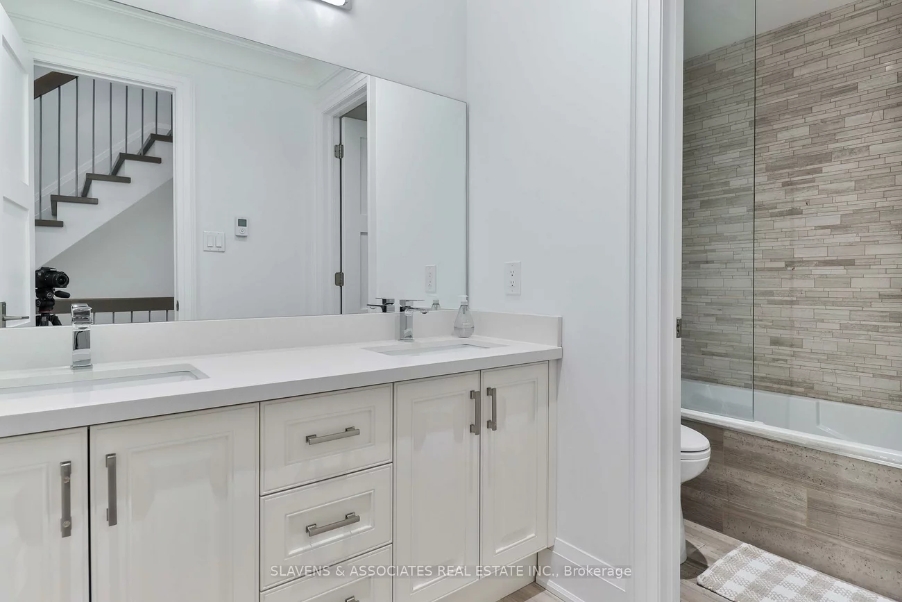 51B, Burnaby, Yonge-Eglinton, Toronto