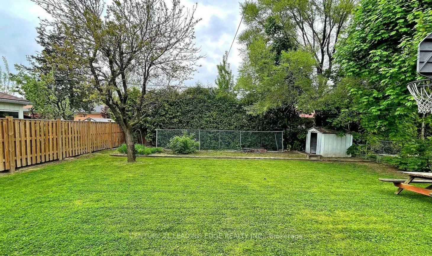 246, Waterloo, Bathurst Manor, Toronto