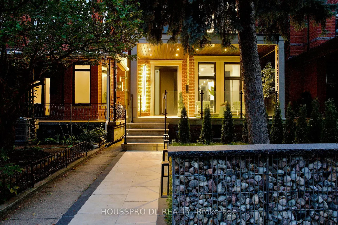 82, Major, University, Toronto