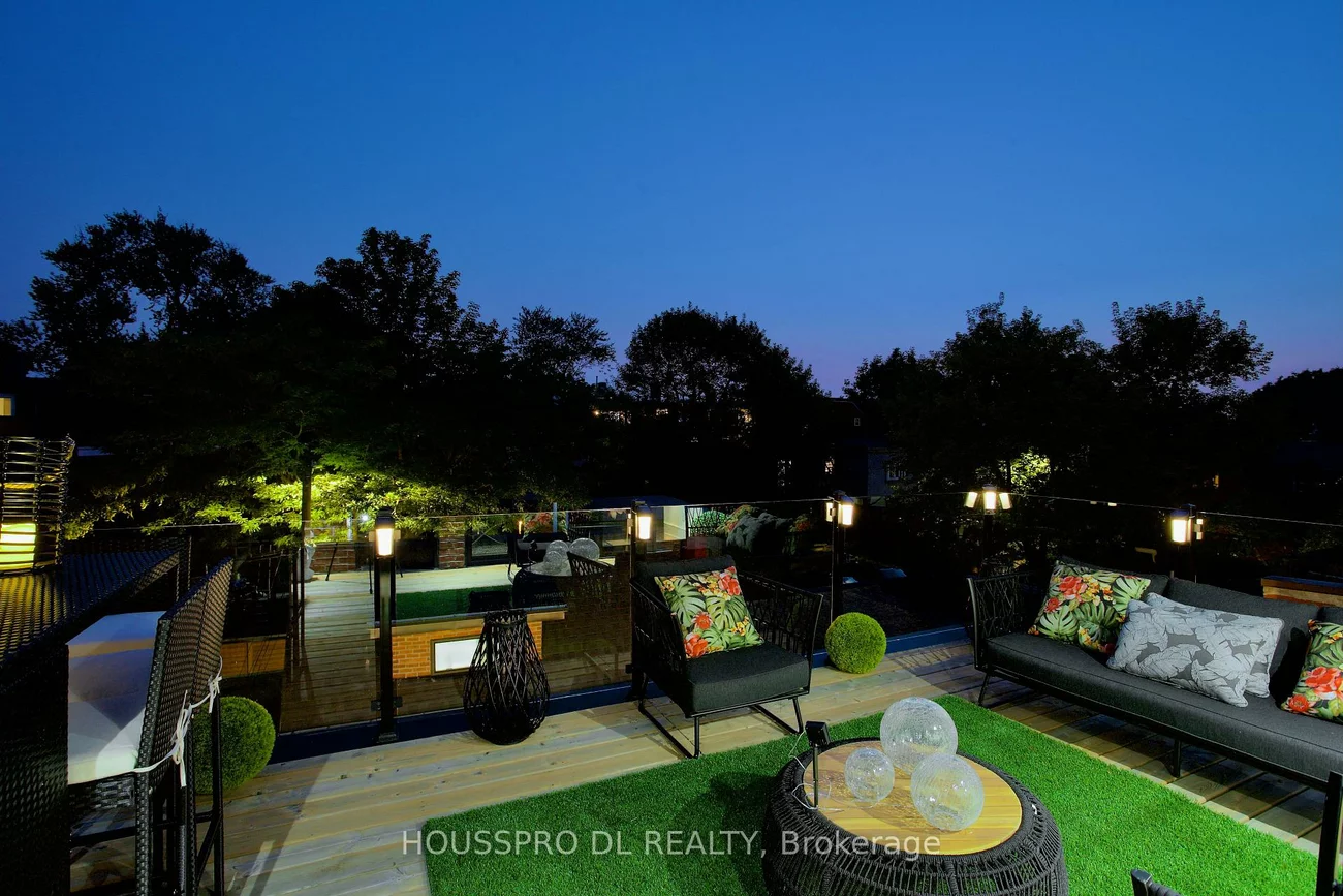 82, Major, University, Toronto