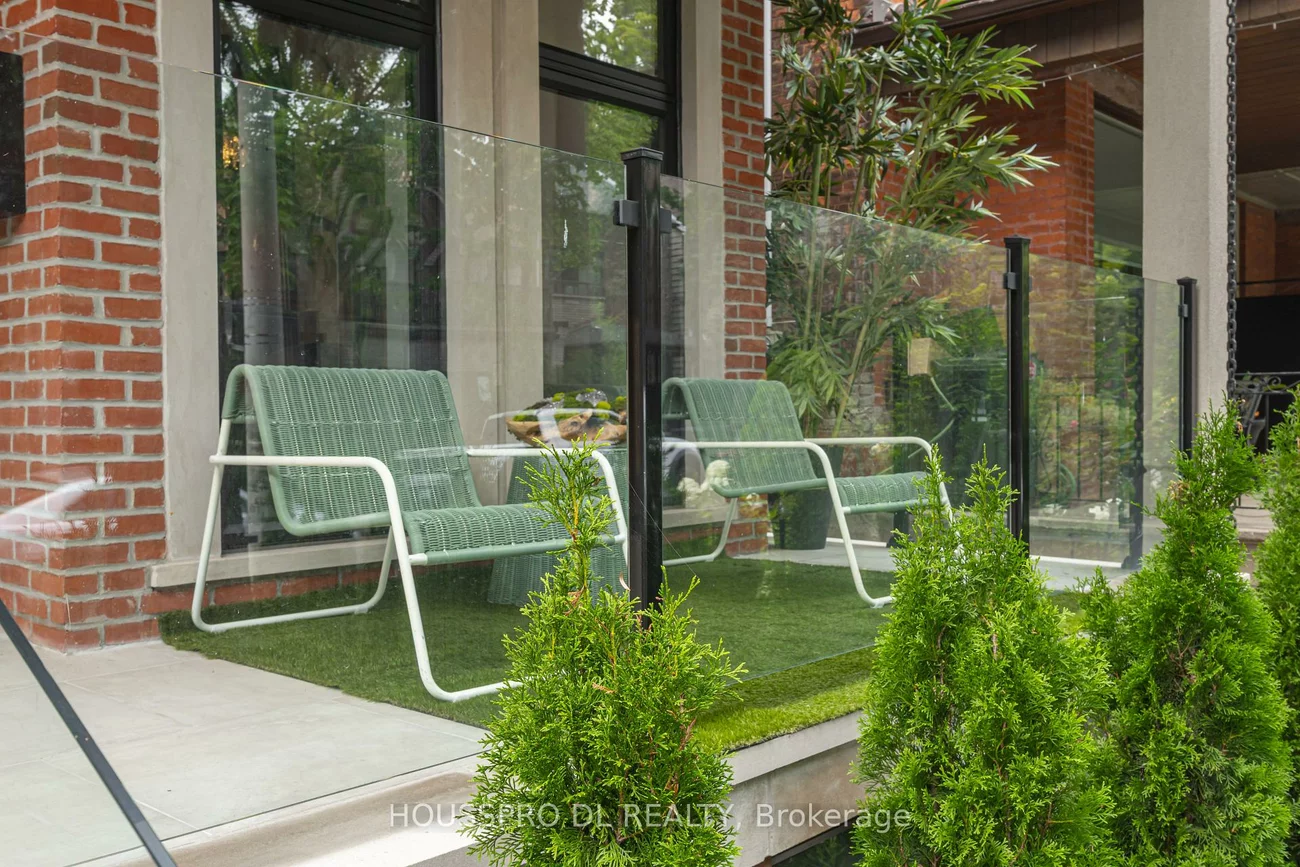 82, Major, University, Toronto