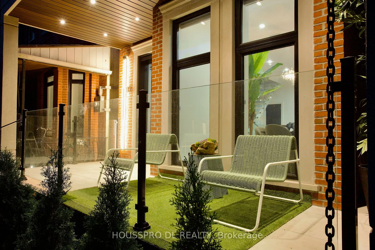 82, Major, University, Toronto