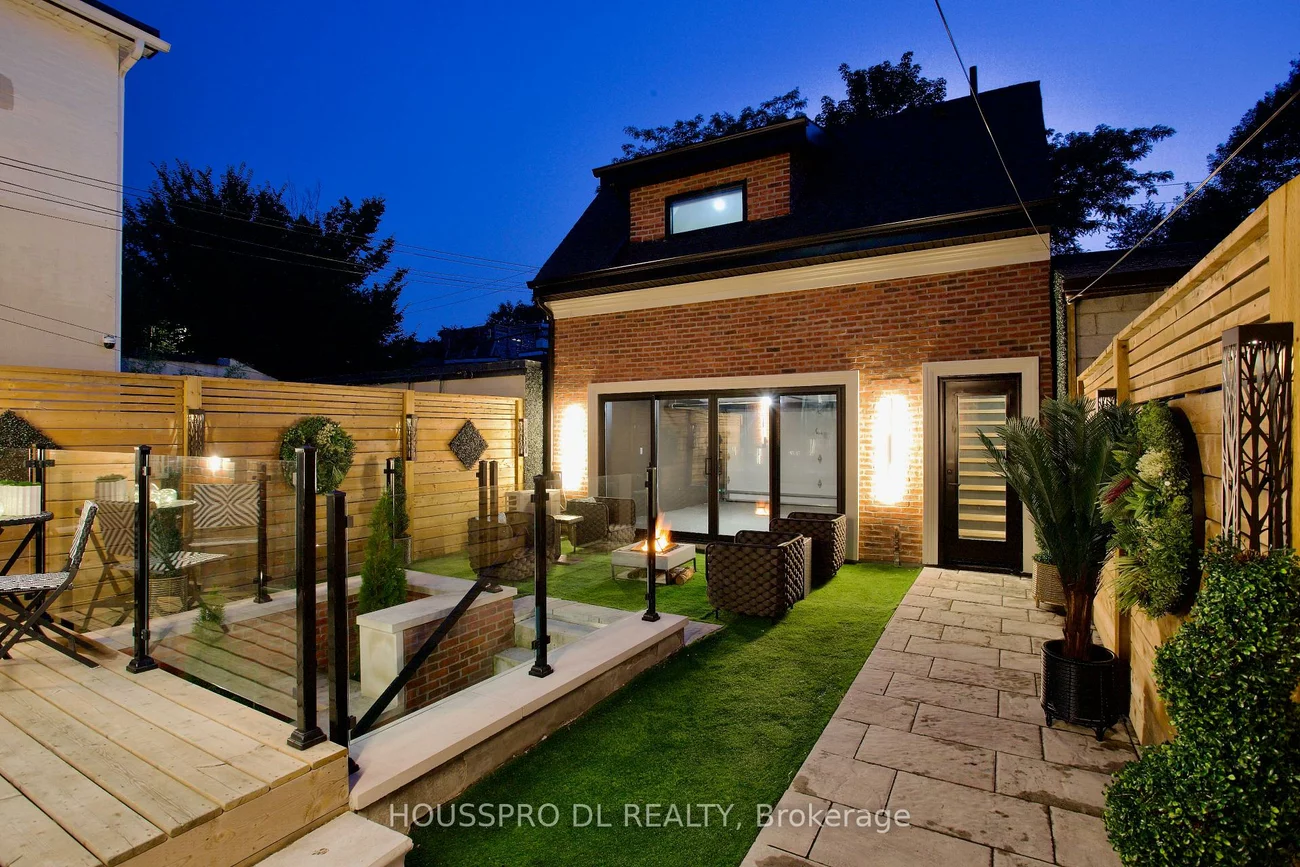 82, Major, University, Toronto