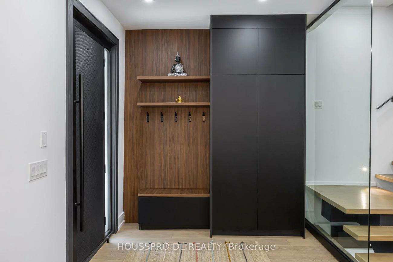 82, Major, University, Toronto