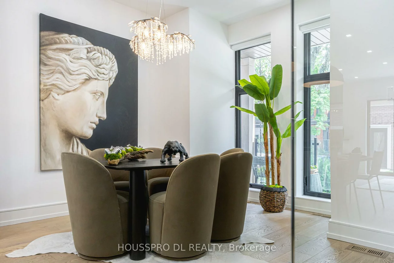 82, Major, University, Toronto