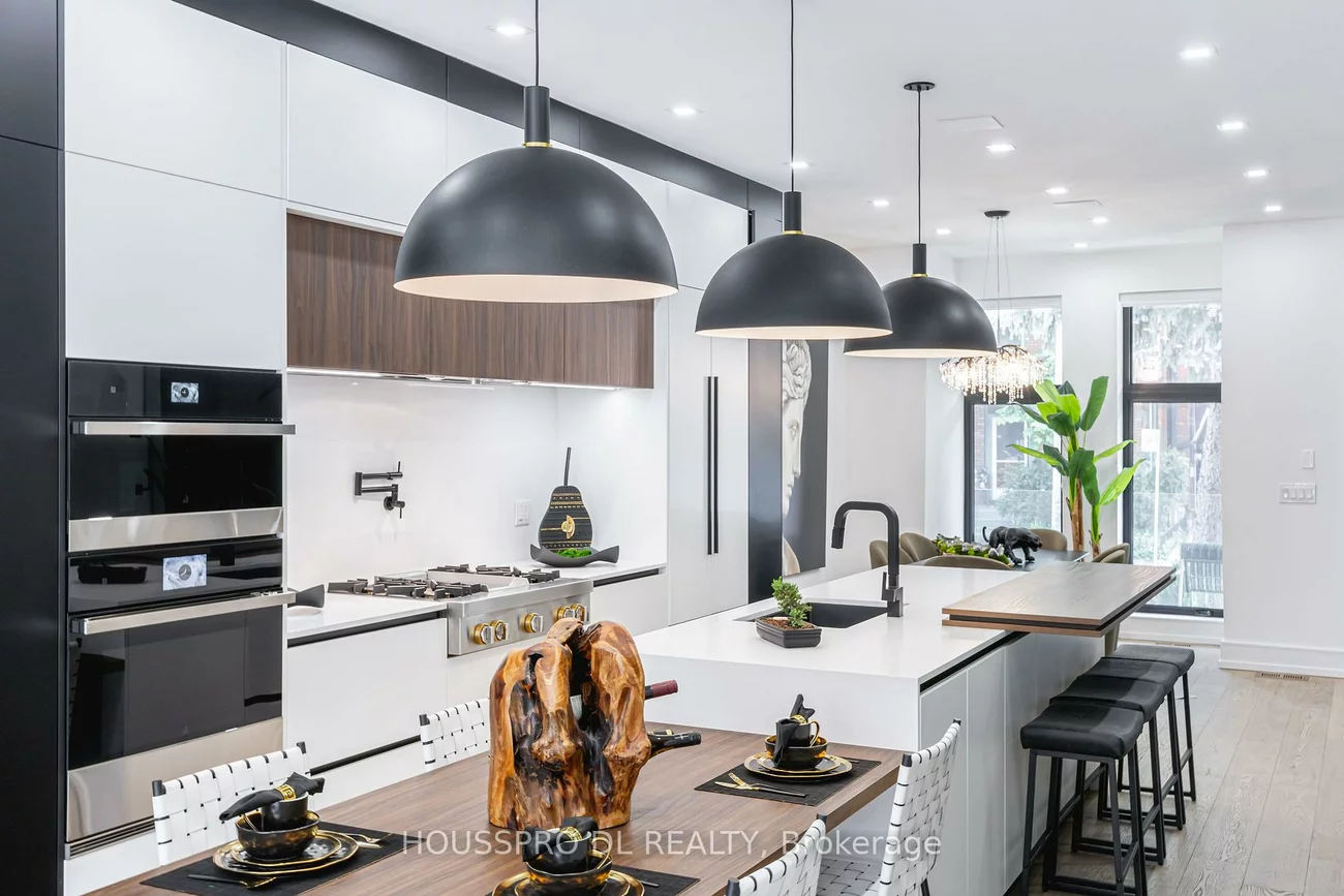 82, Major, University, Toronto