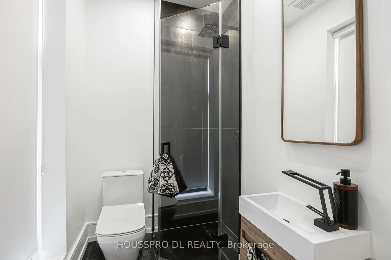 82, Major, University, Toronto