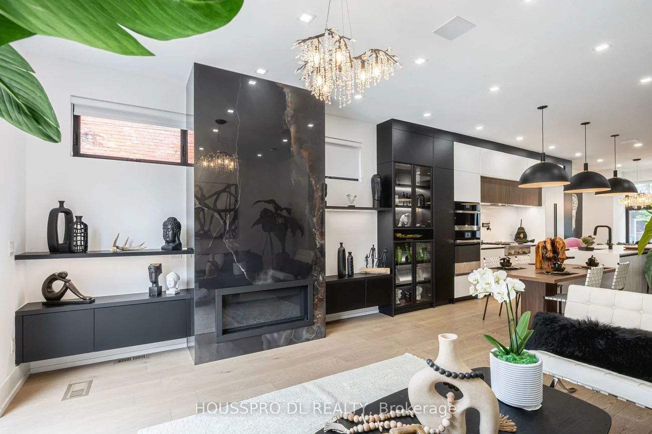 82, Major, University, Toronto