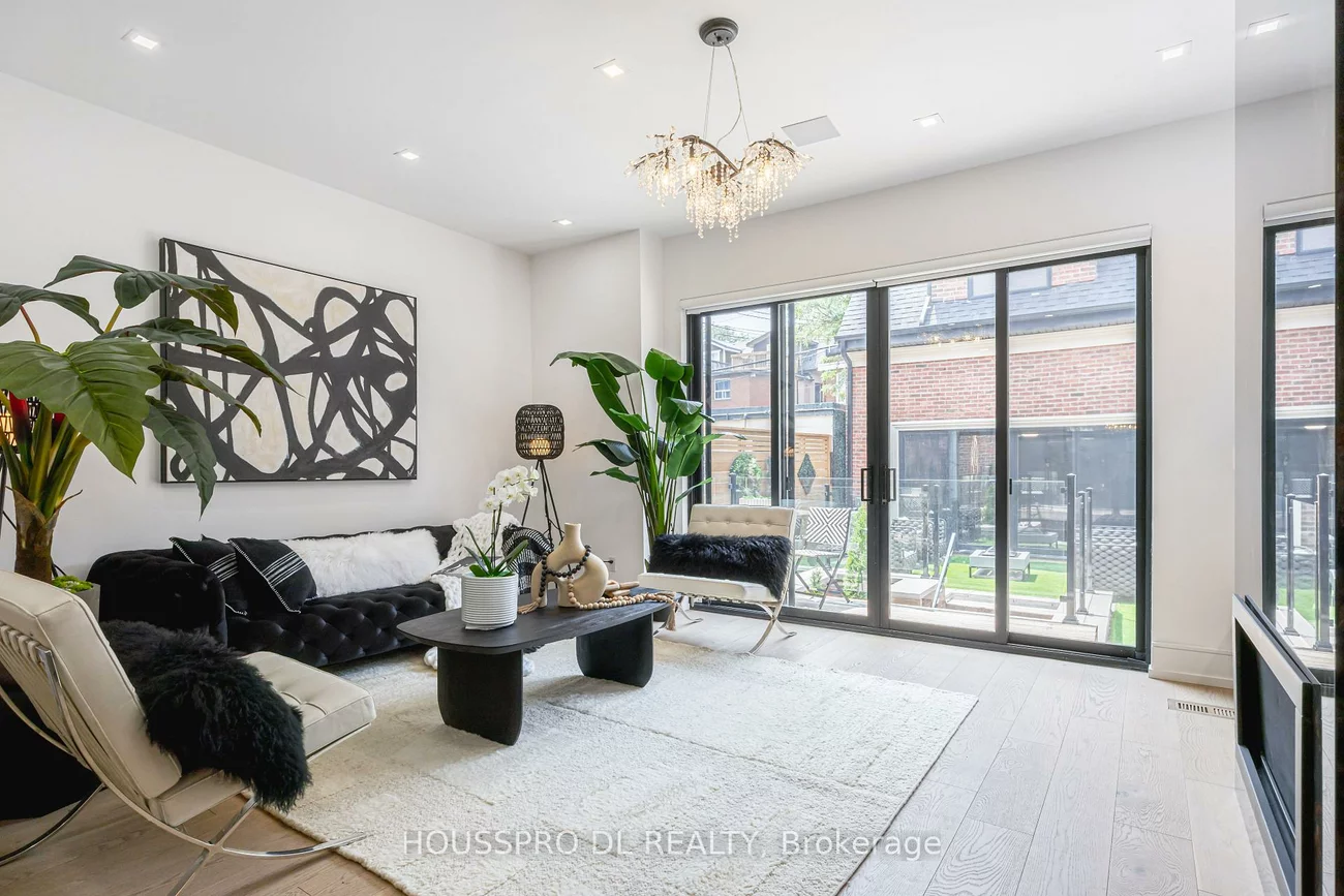 82, Major, University, Toronto