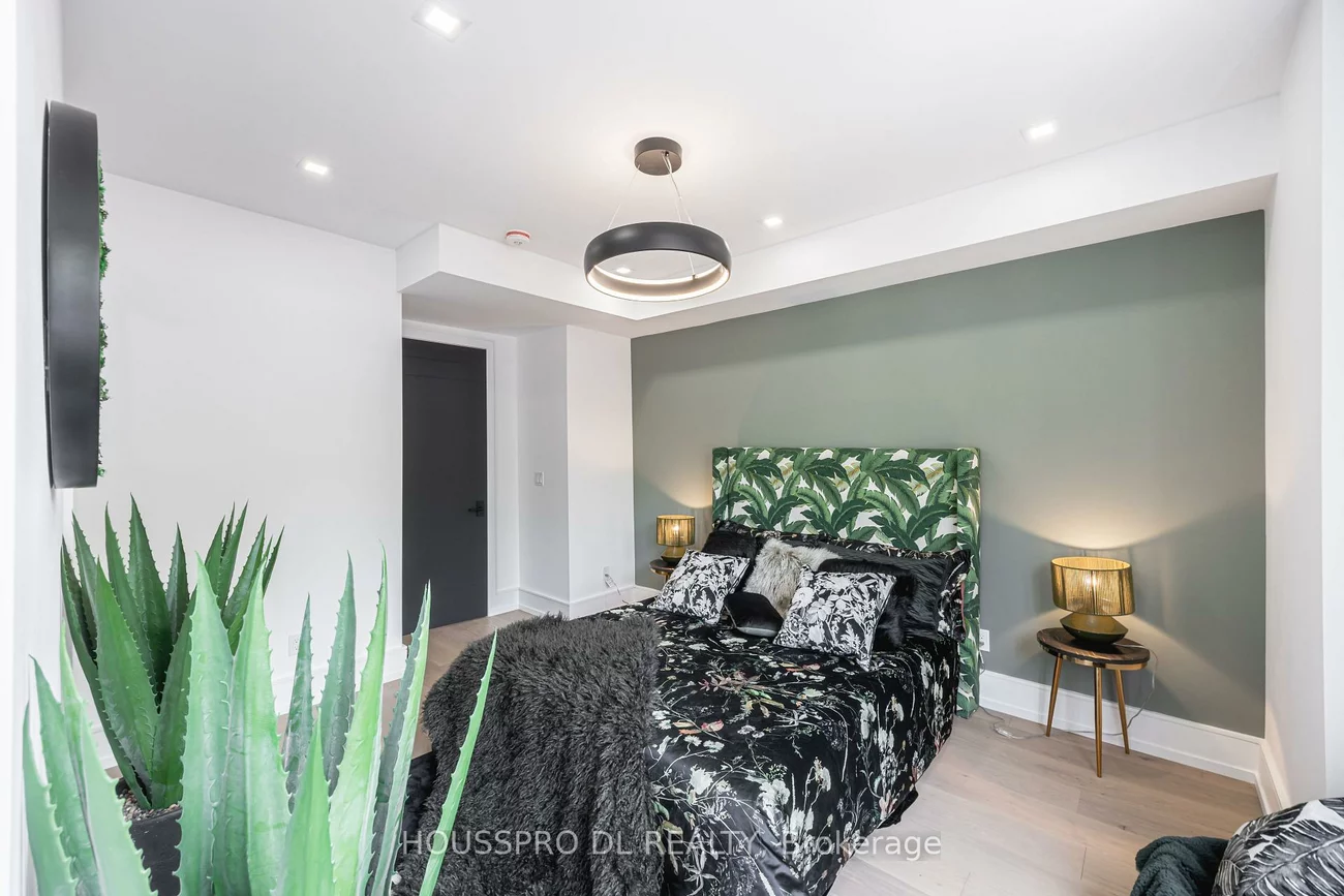 82, Major, University, Toronto