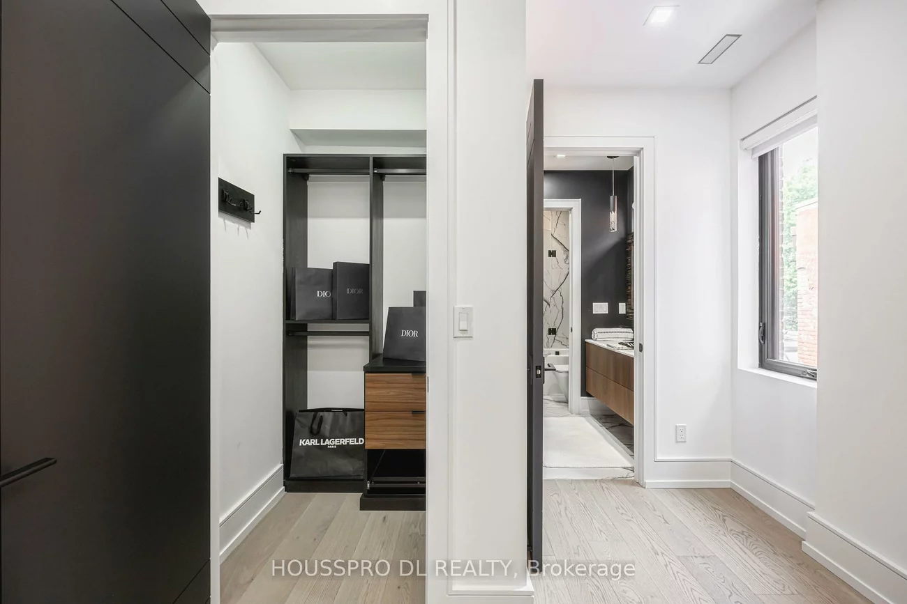 82, Major, University, Toronto