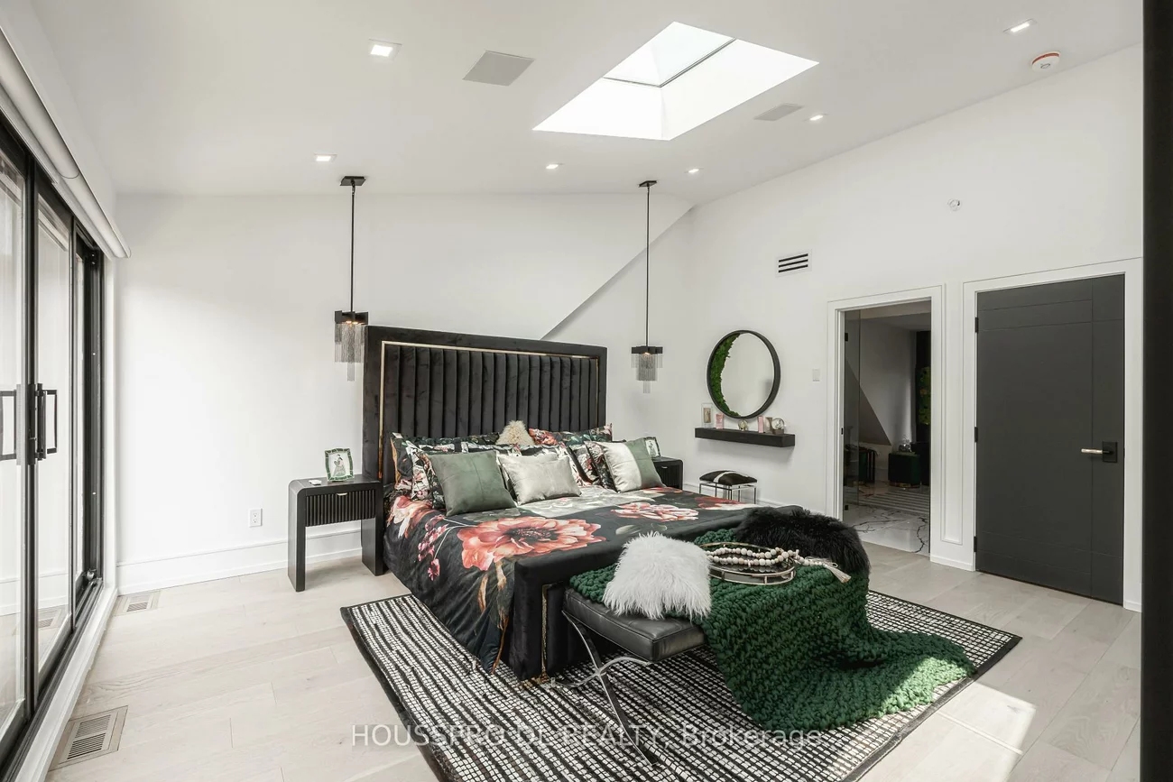 82, Major, University, Toronto