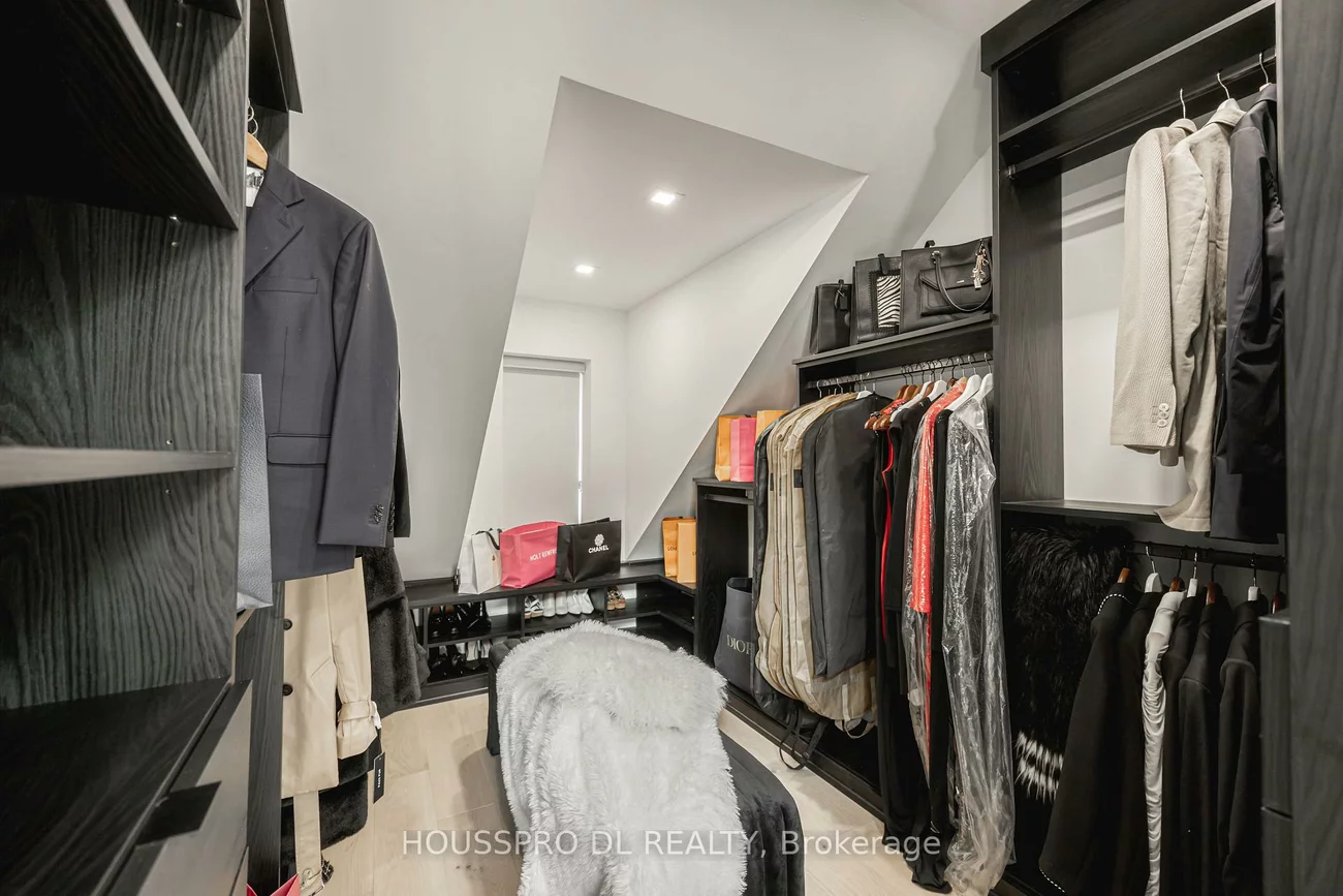 82, Major, University, Toronto