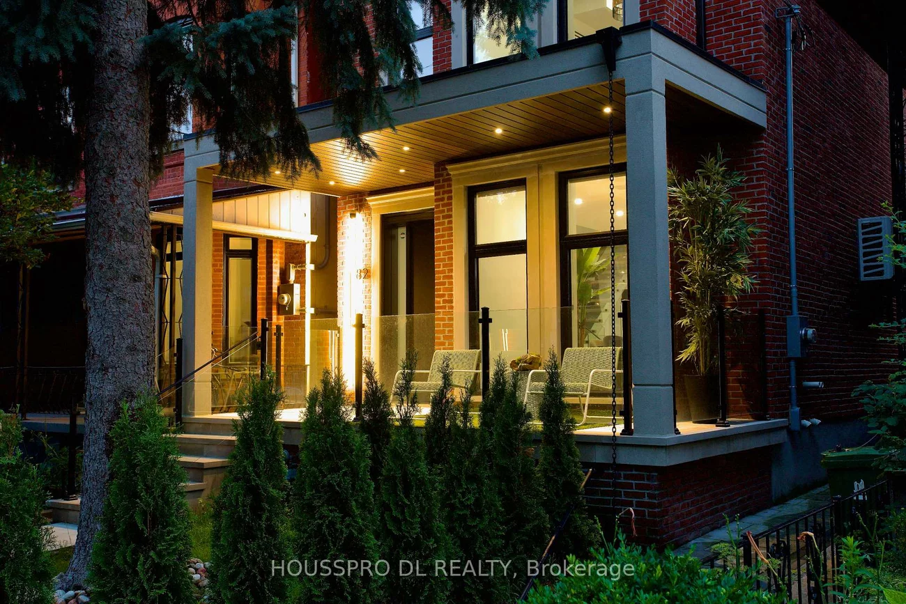 82, Major, University, Toronto