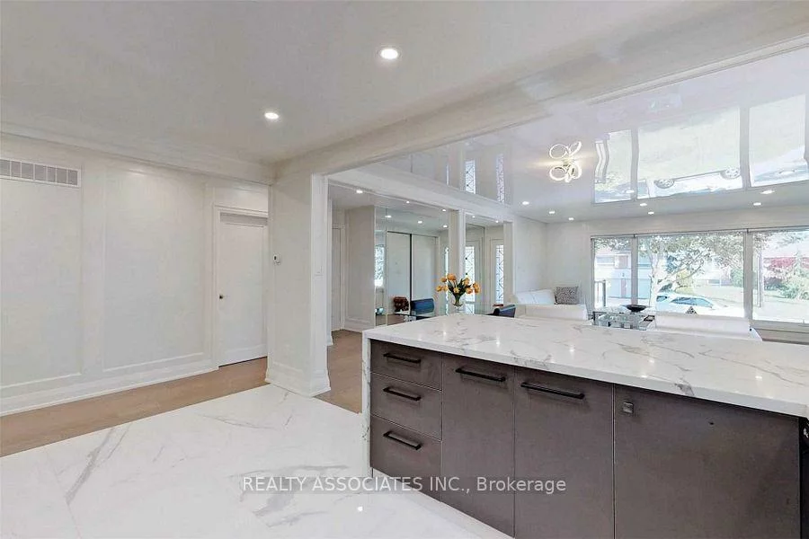 21, Burleigh Heights, Bayview Village, Toronto