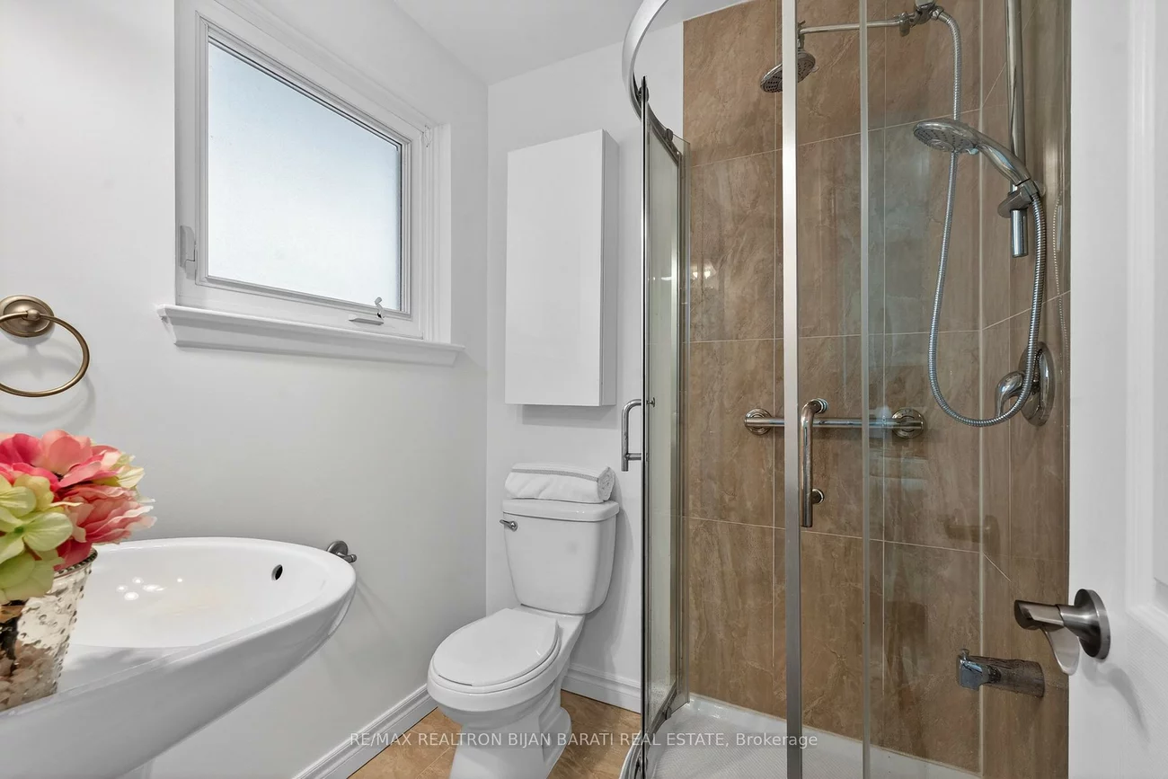 86, Heathview, Bayview Village, Toronto