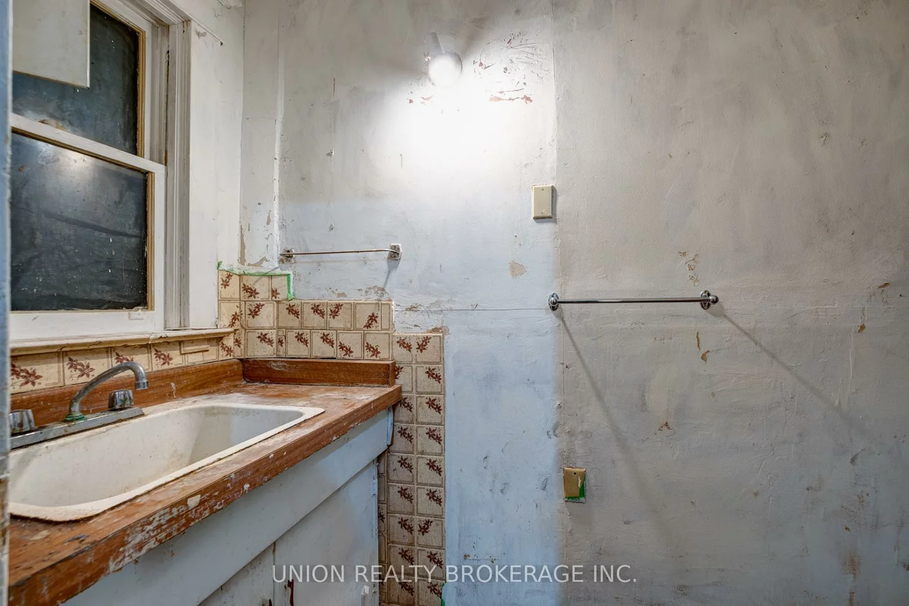 697, Manning, Annex, Toronto