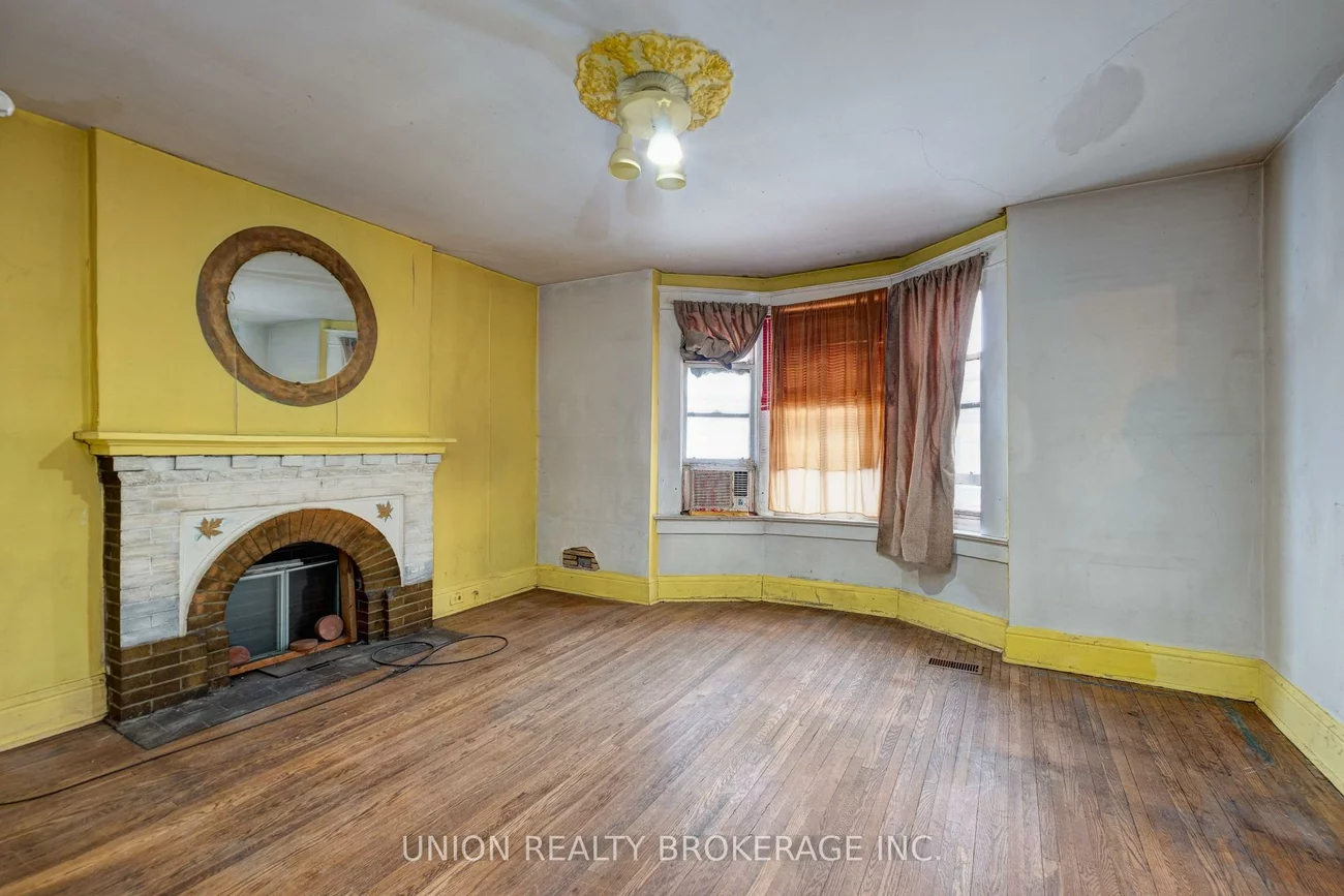 697, Manning, Annex, Toronto